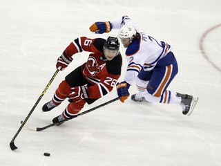 Patrik Eliáš (vľavo) obchádza s pukom na hokejke obrancu Edmontonu Jeffa Petryho.