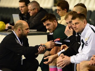 Na snímke vľavo tréner Tatranu Prešov Peter David.