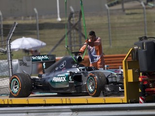 Monopost Lewisa Hamiltona odvážajú z trate. Brit neabsolvoval ani jedno kompletné kolo.