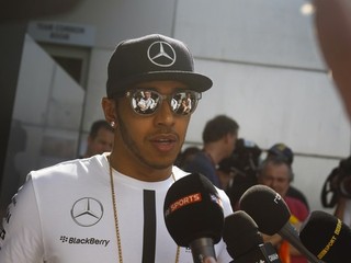 Lewis Hamilton je momentálne v o niečo lepšej pohode ako jeho tímový kolega Nico Rosberg.
