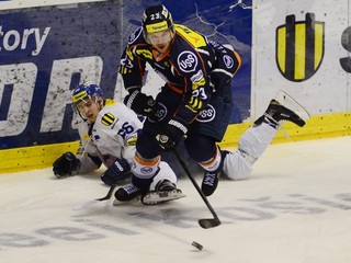 Matej Češík (vpredu v tmavom drese) si finále proti Banskej Bystrici veľmi želal. A keď sa ho dočkal, pre zranenie v ňom nebude môcť hrať.