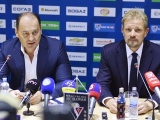 Maroš Krajči (vľavo) zatiaľ médiám nič konkrétne nepotvrdil.