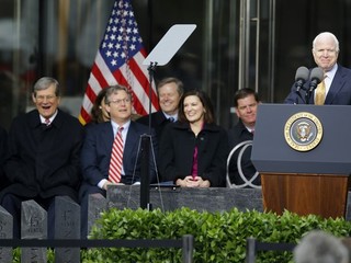 Americkí senátori sú proti tomu, aby Rusko organizovalo MS vo futbale v roku 2018. Jedným zo signatárov je aj John McCain (vpravo), senátor za štát Arizona. V roku 2008 bol súperom Baracka Obamu v prezidentských voľbách.