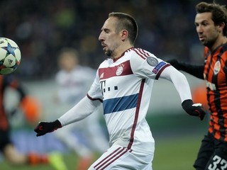 Ribéry (vľavo) v najbližšom zápase bavorskému klubu nepomôže.