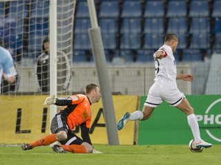 Gino van Kessel (vpravo) obchádza brankára Slovana Dušana Perniša a strieľa vedúci gól zápasu.