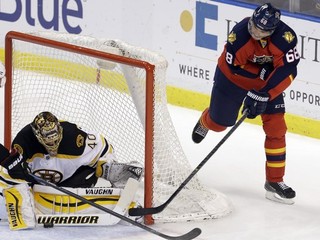 Jaromír Jágr (vpravo) v drese Floridy ožil. Na snímke sa pokúša spoza brány prekonať gólmana Bostonu Tuukku Raska.