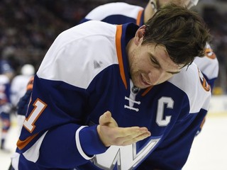V ostrých zápasových súbojoch sa občas niečo ujde aj hviezdnemu kapitánovi Islanders.