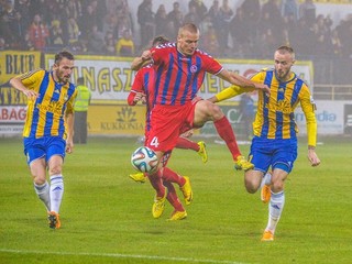 Domáci futbalisti (žlto-modrí) pôjdu do semifinálovej odvety s tesným náskokom.