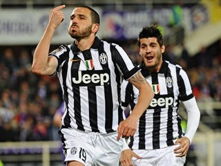 Stopér Leonardo Bonucci (vľavo) oslavuje tretí gól do siete Fiorentiny.