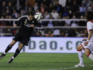 Cristiano Ronaldo si nabieha na center a hlavou otvára skóre stretnutia proti Rayo Vallecano.