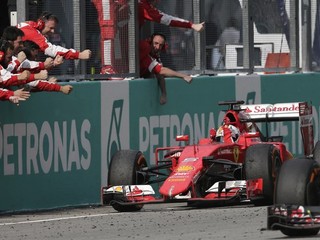 Ferrari v Malajzii zaskočilo Mercedes. Zvíťazil Sebastian Vettel.