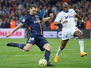 Zlatan Ibrahimovič (vľavo) nastrieľal v drese Paríža St. Germain už viac ako sto gólov.