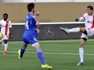 Hráč Trenčína Ryan Koolwijk strieľa spoza brániaceho Marca De Vita z Banskej Bystrice.