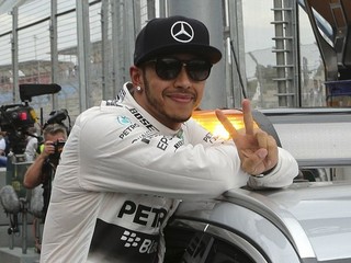 Hamilton si zmluvné podmienky dohaduje s Mercedesom sám.