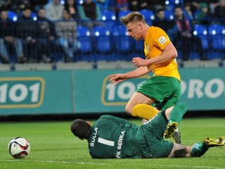 Brankár Senice Michal Šulla fauluje v šestnástke Žilinčana Milana Škriniara. Z následnej penalty dal Lukáš Čmelík druhý gól hostí.