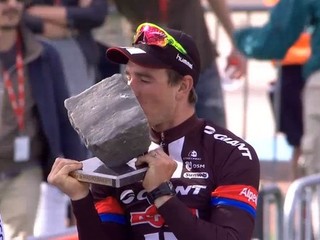 Paríž - Roubaix vyhral Degenkolb, Sagan v závere menil bicykel