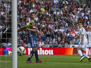 Javier Hernandez strieľa gól do siete Eibaru.