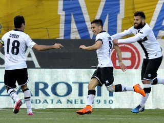 Jose Mauri (v strede) oslavuje so spoluhráčmi gól do siete Juventusu.