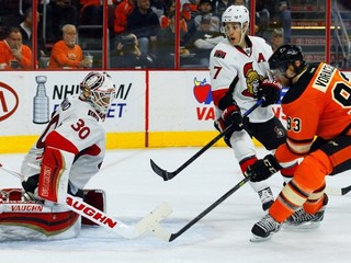 Veľkou oporou Ottawy sa v závere základnej časti stal brankár Andrew Hammond. Tímu pomohol dostať sa až do play-off. Na snímke zasahuje proti zakončeniu Jakuba Voráčka z Philadelphie (vpravo).