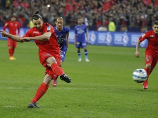 Zlatan Ibrahimovič zahráva pokutový kop a otvára skóre stretnutia Paríža St. Germain s Bastiou.