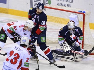 vľavo Konstantin Panov, v popredí Stanislav Čistov  (obaja Traktor Čeľabinsk).