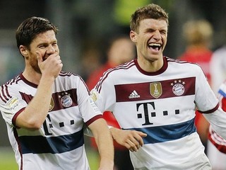 Thomas Müller (vpravo) a Xabi Alonso z Bayernu, počas MS ešte hráč Realu.