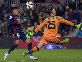 Neymar pred brankárom Elche Przemyslawom Tytoňom.