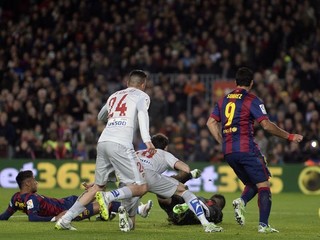 Neymar (vľavo) dáva prvý gól FCB.