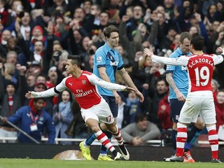 Arsenal zdolal Stoke 3:0, United - Southampton 0:1