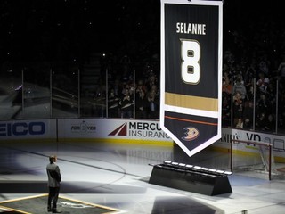 Bývalý hráč Anaheimu, fínska hokejová legenda Teemu Selänne sa pozerá, ako sa jeho dres s číslom 8 vznáša k streche haly Ducks.
