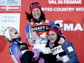 Nórska bežkyňa na lyžiach Marit Björgenová (na sníme uprostred) vyhrala beh na 9 km s hendikepovým štartom, na ďalších miestach skončili jej krajanky, druhá Therese Johaugová (vľavo) a tretia Heidi Wengová (vpravo).