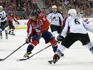 Alex Ovečkin (vľavo) a obranca Colorada Avalanche Erik Johnson.