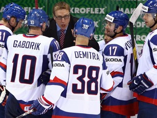 Tréner Slovenska Glen Hanlon počas zápasu A-skupiny Rusko - Slovensko na 75. hokejových majstrovstvách sveta 2011 v Bratislave.