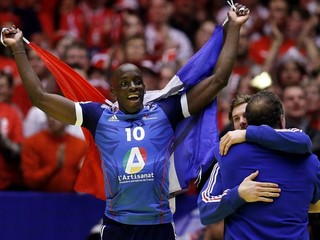 Francúz Alix Nyokas oslavuje titul majstrov Európy, ktorý Francúzi získali proti Dánom v dánskom Herningu pred rokom.
