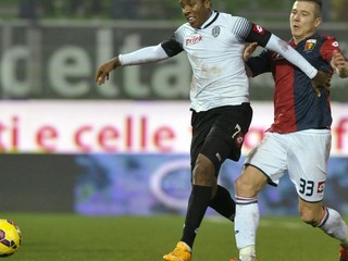 Carlos Carbonero (vľavo) z Ceseny a Slovák Juraj Kucka z Janova v zápase 13. kola talianskej Serie A 30. novembra.