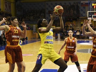 Crystal Langhorneová (v žltom) zaznamenala v zápase pätnásť bodov a dvanásť doskokov.