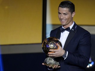 Pred pár dňami prebral Cristiano Ronaldo cenu pre najlepšieho futbalistu sveta za uplynulý rok. A teraz dostal ďalšie ocenenie.