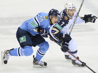 Zľava Andrej Šťastný (Slovan) a Arťom Kriukov (Soči).