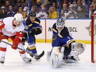Tatar takto dáva gól brankárovi St. Louis Brianovi Elliottovi.