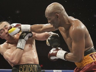 Bernard Hopkins zasadzuje tvrdý úder Kazachovi Šumenovovi.