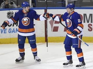 Kyle Okposo (vpravo) z Islanders a Josh Bailey.