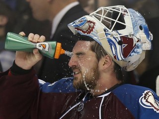 Brankár Colorada Reto Berra počas prestávky v zápase NHL Colorado - Toronto v Denveri 6. novembra 2014.