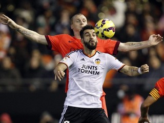 Alvaro Negredo vpredu.