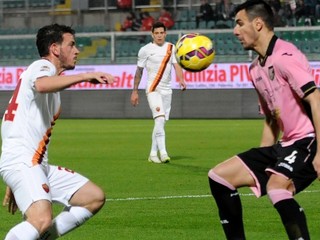 Alessandro Florenzi z AS (vľavo) a hráč Palerma Siniša Andelkovič.