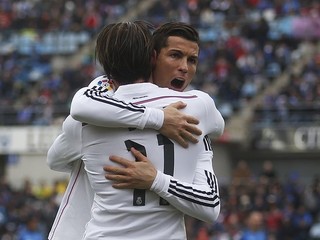 Cristiano Ronaldo sa teší z gólu so spoluhráčom Garethom Baleom.