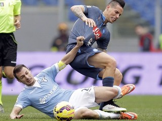 Marek Hamšík (vpravo) v súboji so Stefanom Radum z Lazia Rím.