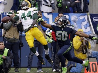James Starks (44) z Green Bay Packers a K.J. Wright (50) z tímu Seattle Seahawks.