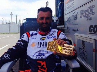 Ivan Jakeš s plaketou za absolvovanie Rely Dakar. V celkovom hodnotení skončil ôsmy.