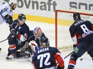 Hráči Slovana sa prizerajú gólu v zápase s Dinamom Moskva, ktorý prehrali 0:2.