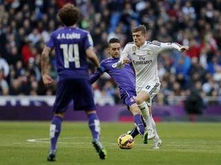 Toni Kroos (v bielom) je najlepším tvorcom hry roka podľa Medzinárodnej federácie pre futbalovú históriu a štatistiku.